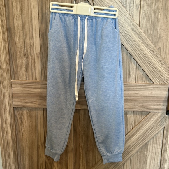 Girl’s Amazon Sweatsuit, Size 6-7, Never Worn! - Picture 4 of 4